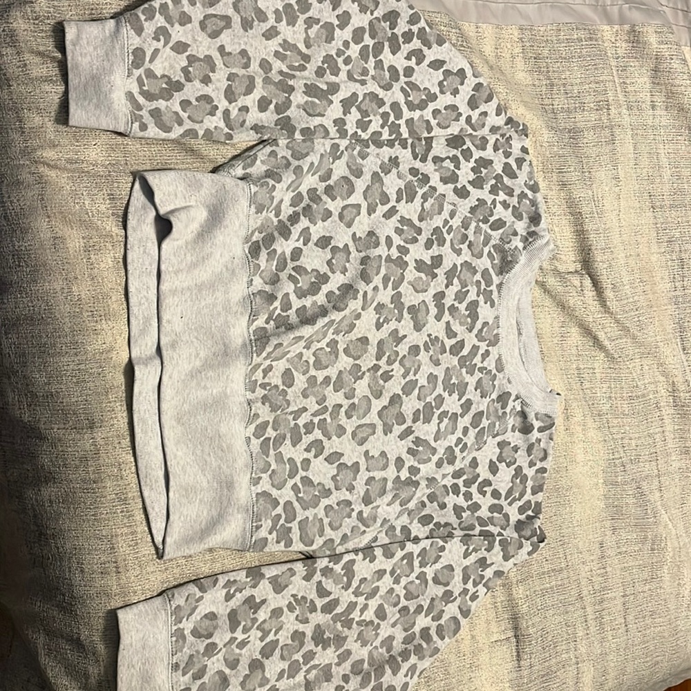 A beautiful cheetah print top!!